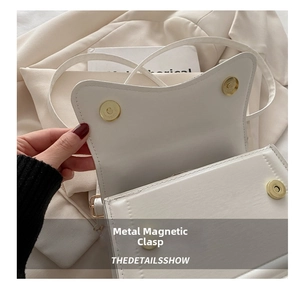 Détail du sac à main en cuir PU blanc avec doubles fermoirs magnétiques dorés de luxe