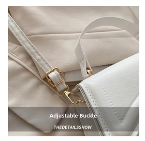 Détail d'un sac blanc avec boucle dorée réglable et design matelassé en V sur la bandoulière