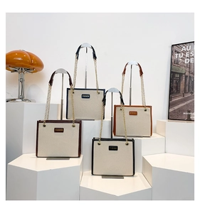 Vue détaillée de quatre sacs cabas contrastés élégants avec chaînes et logo FASHION