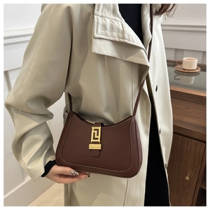 Dettaglio borsa hobo con fibbia geometrica dorata e pregiata pelle marrone scuro