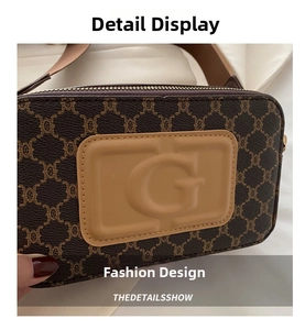 Détail d'un sac bandoulière marron à monogramme avec logo G vintage et large bandoulière