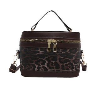 Sac à main léopard tendance avec bordure en cuir marron et doubles fermetures éclair dorées