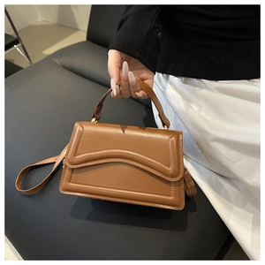 Détail du sac bandoulière en cuir PU marron avec gaufrage rembourré en vagues