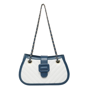 Sac à bandoulière bicolore bleu et blanc avec motif matelassé en V et chaîne dorée