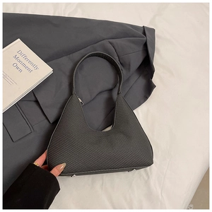 Détail du sac hobo avec texture nid d'abeille gris foncé et pieds métalliques