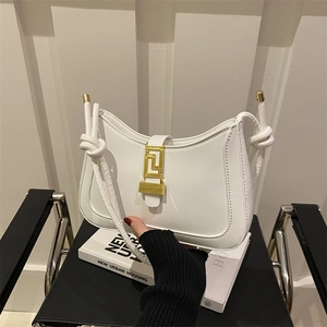 Borsa sottobraccio bianca a mezzaluna con fibbia dorata e tracolla con nodo sottile