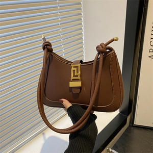 Borsa sottobraccio retrò marrone a mezzaluna con fibbia dorata e tracolla annodata
