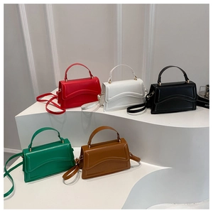Collection détaillée de sacs bandoulière vintage en cuir en cinq couleurs avec boucles dorées