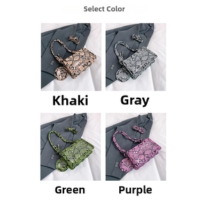 Vue détaillée en grille des sacs à motif serpent en coloris kaki gris vert et violet