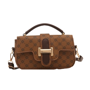 Sac bandoulière chic à monogramme marron avec fermoir doré et motif de trèfle