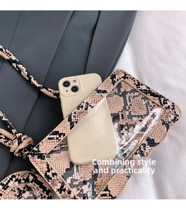 Détail du sac bandoulière serpent montrant la fenêtre transparente et l'espace téléphone