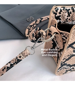 Gros plan sur la boucle métallique argentée du sac à main en cuir motif serpent