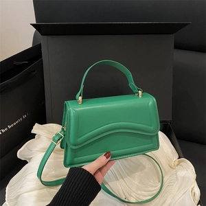 Sac à main minimaliste en similicuir vert avec coutures ondulées et métal doré