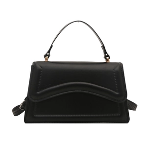 Petit sac carré noir élégant avec surpiqûres gaufrées de luxe et garniture dorée