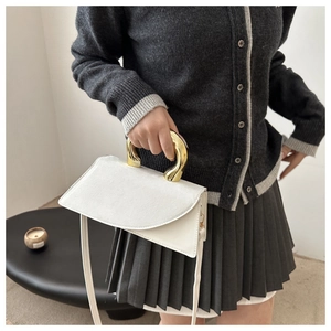 Sac à main en cuir blanc avec poignées en métal doré en U et bandoulière amovible