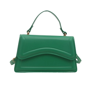 Sac à main vert en cuir PU avec texture gaufrée et détails dorés sur fond blanc