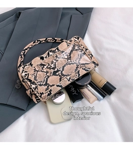 Détail du sac à main motif serpent avec fenêtre PVC transparente et intérieur spacieux