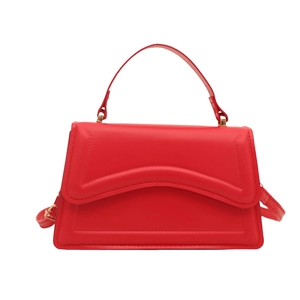 Borsa a mano rossa minimalista con motivo a onde e tracolla rimovibile in pelle