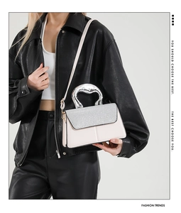 Détail du rabat pailleté et de la poignée métallique argentée sur petit sac à bandoulière