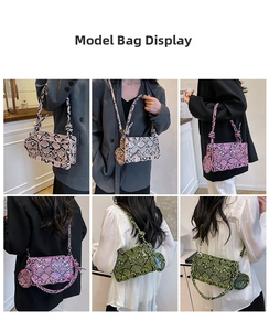 Détail du sac bandoulière à imprimé serpent avec petit porte-monnaie rond assorti
