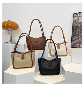 Selezione di borse tote in pelle opaca retrò in quattro colori versatili su piedistalli