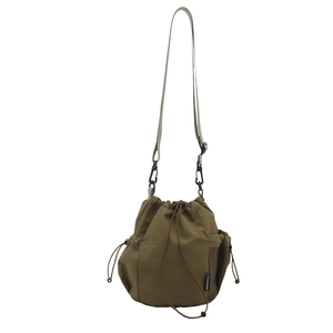 Dunkelolivgrüne Kordelzug-Beuteltasche aus Nylon mit seitlicher Netztasche und Etikett