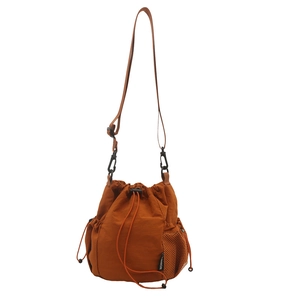 Sac seau en nylon orange avec cordon de serrage, bandoulière noire et poche filet