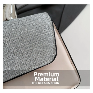 Détail du rabat pailleté argenté et du cuir beige avec coutures fines sur le sac à main
