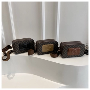 Trois sacs bandoulière de luxe avec imprimé vintage et logo G sur présentoir