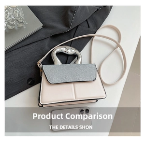Détail du rabat à paillettes argentées et poignée métallique sur un sac à bandoulière chic