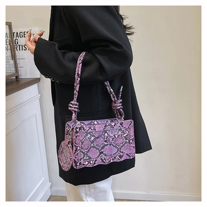 Détail du sac bandoulière violet motif serpent avec lanières nouées et charm rond