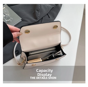 Vue intérieure du sac bandoulière beige montrant l'espace pour téléphone et maquillage