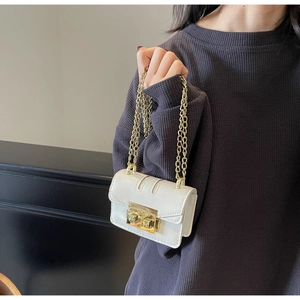 Détail du mini sac blanc à chaîne avec fermoir doré et cuir synthétique brillant