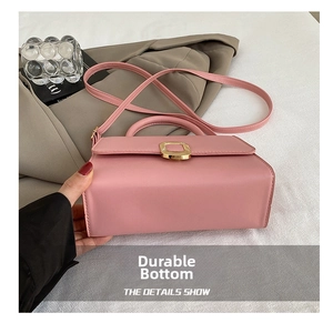 Detailed view showing the wear-resistant flat bottom of this pink crossbody square bag