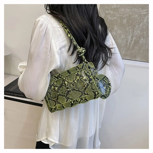 Sac à bandoulière vert motif serpent avec son petit porte-monnaie assorti sur le modèle