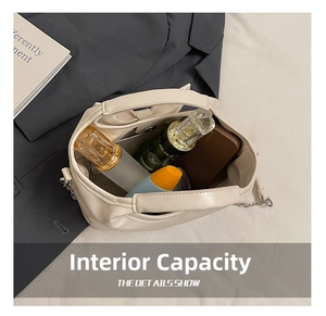 Geräumiges Innenleben der beigen Leder-Beuteltasche mit Platz für Handy und Kosmetik