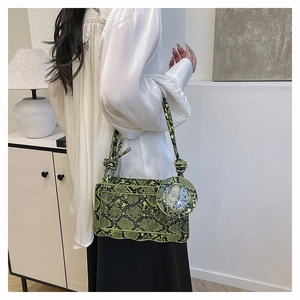 Petit sac carré vert à motif serpent avec base ondulée et bandoulière nouée