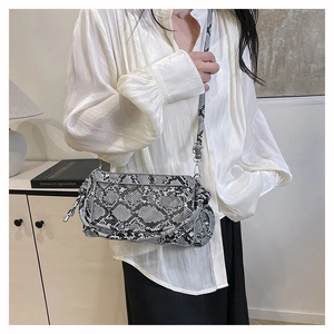 Détail du sac bandoulière serpent gris avec empiècement PVC transparent et boucles argent