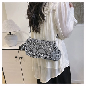 Détail du sac bandoulière gris effet serpent avec chaîne argentée et petite pochette ronde
