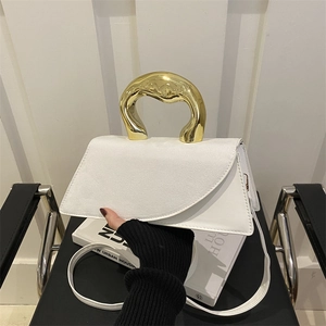 Sac à bandoulière blanc élégant avec poignée dorée sculpturale et rabat incurvé