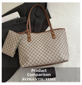 Détail de l'ensemble de sacs cabas vintage avec motif géométrique et petit porte-monnaie