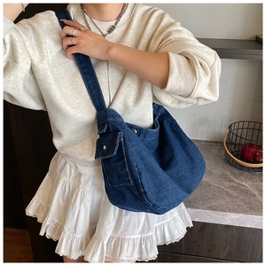 Dettaglio borsa hobo in denim blu con tasca cargo e fibbia metallica argentata