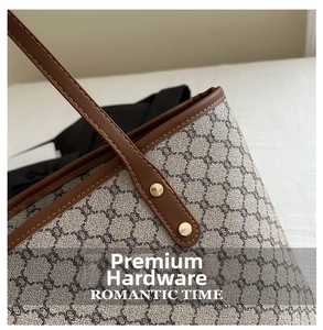 Détail macro du rivet doré et de la toile monogramme classique sur le sac rétro