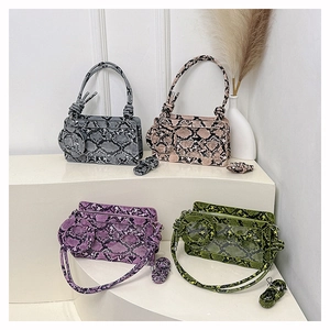 Vue détaillée de petits sacs carrés à motif serpent en quatre coloris tendance
