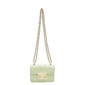 Mini sac bandoulière vert menthe avec fermoir doré et bandoulière chaîne sur fond blanc