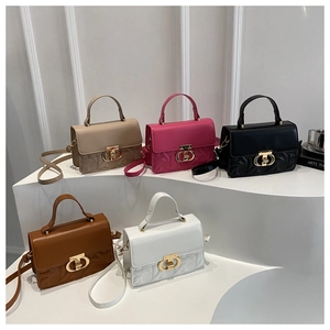 Detailed display of fashionable small square bags in five colors with V-quilted texture