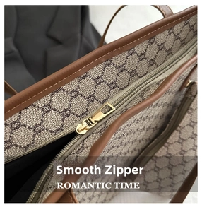 Gros plan sur la fermeture éclair dorée d'un sac cabas au motif vintage rétro