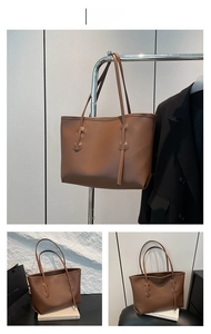 Détail du grand sac cabas en cuir PU café avec texture fine et doubles fines bandoulières