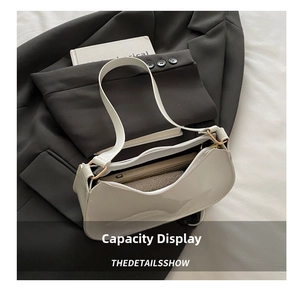 Capacité intérieure d'un sac en cuir verni blanc avec un smartphone et une pochette