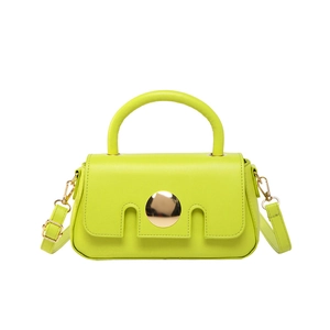Petit sac carré vert fluo avec rabat ondulé et boucle en métal doré élégant